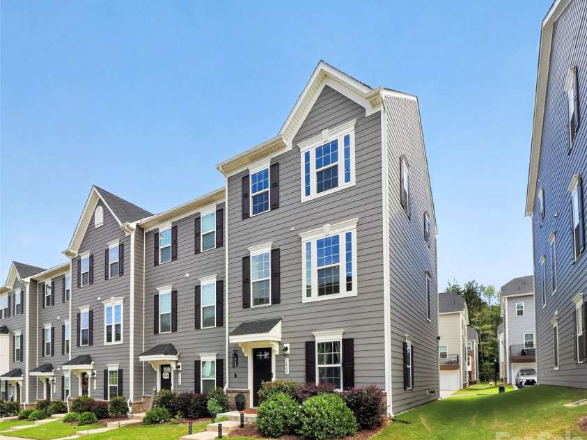 2402 Autumn Olive Lane, Matthews, NC 28104.  MLS# CAR4423034, YatesRealty ID 50507. 