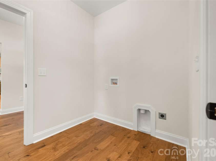 32 Ossarooga Court, Brevard, NC 28712.  MLS# CAR4423106, YatesRealty ID 50509. Laundry & mud room located between the garage & kitchen