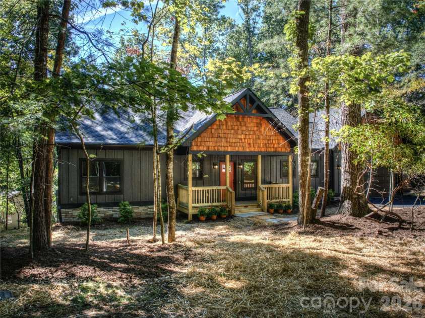 32 Ossarooga Court, Brevard, NC 28712.  MLS# CAR4423106, YatesRealty ID 50509. Level front yard & cul de sac street