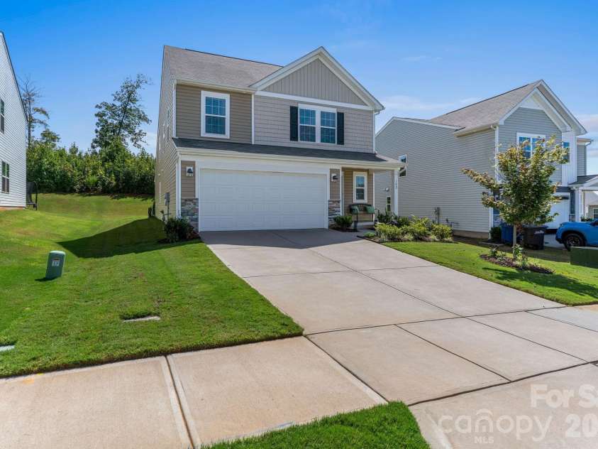 182 Brentwood Drive, Statesville, NC 28625.  MLS# CAR4423220, YatesRealty ID 50510. 
