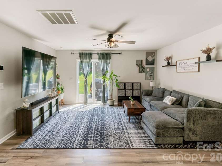 182 Brentwood Drive, Statesville, NC 28625.  MLS# CAR4423220, YatesRealty ID 50510. 