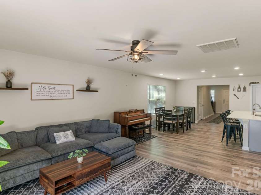 182 Brentwood Drive, Statesville, NC 28625.  MLS# CAR4423220, YatesRealty ID 50510. 