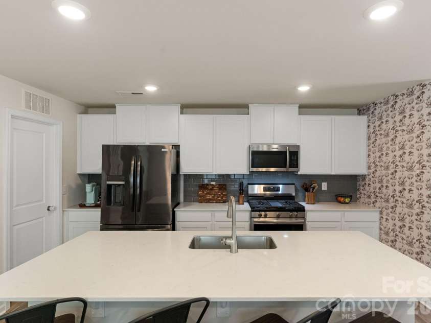 182 Brentwood Drive, Statesville, NC 28625.  MLS# CAR4423220, YatesRealty ID 50510. 