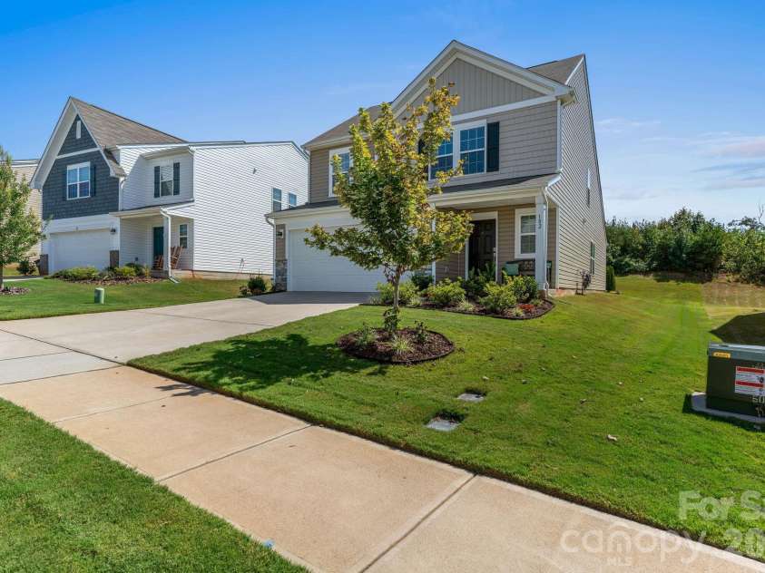 182 Brentwood Drive, Statesville, NC 28625.  MLS# CAR4423220, YatesRealty ID 50510. 