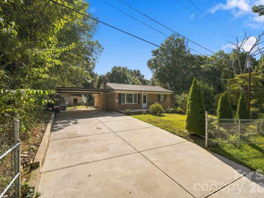 901 Furman Street, Dallas, NC 28034.  MLS# CAR4422984, YatesRealty ID 50511. 