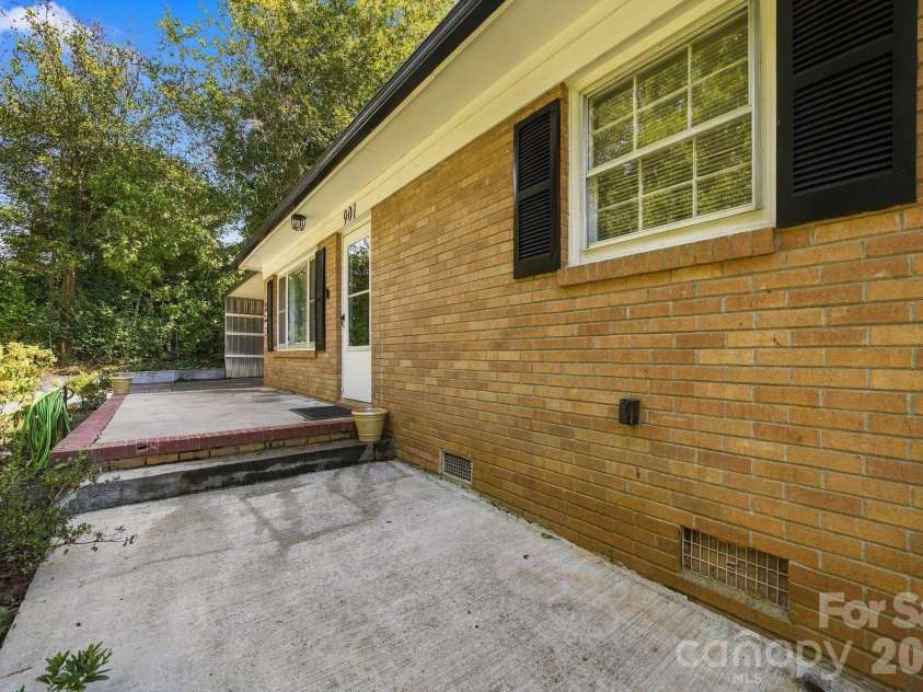 901 Furman Street, Dallas, NC 28034.  MLS# CAR4422984, YatesRealty ID 50511. 