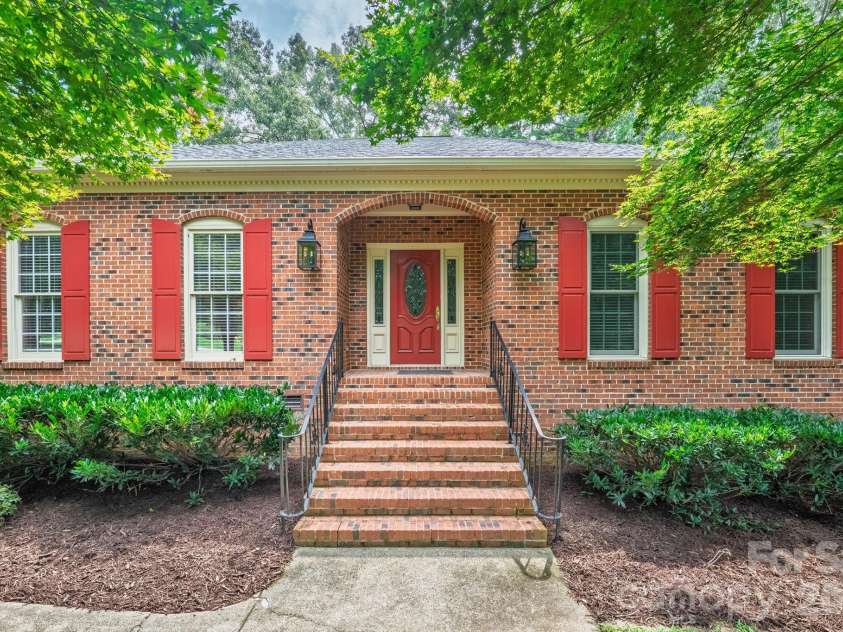 3517 Honeysuckle Drive, Matthews, NC 28104.  MLS# CAR4423576, YatesRealty ID 50513. 