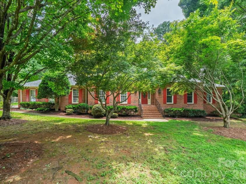 3517 Honeysuckle Drive, Matthews, NC 28104.  MLS# CAR4423576, YatesRealty ID 50513. 