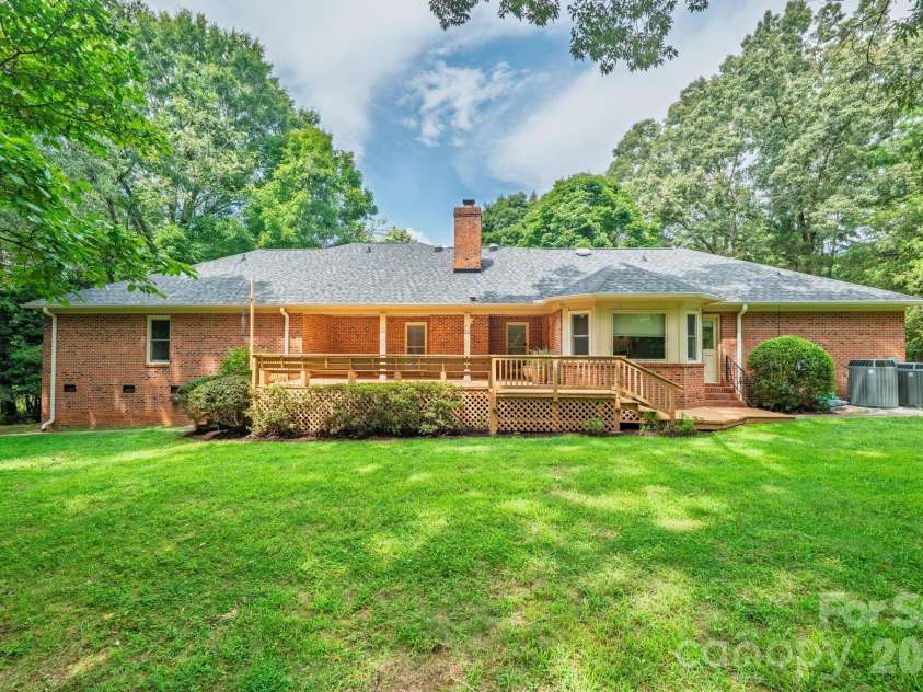 3517 Honeysuckle Drive, Matthews, NC 28104.  MLS# CAR4423576, YatesRealty ID 50513. 