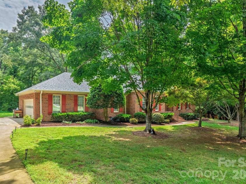 3517 Honeysuckle Drive, Matthews, NC 28104.  MLS# CAR4423576, YatesRealty ID 50513. 