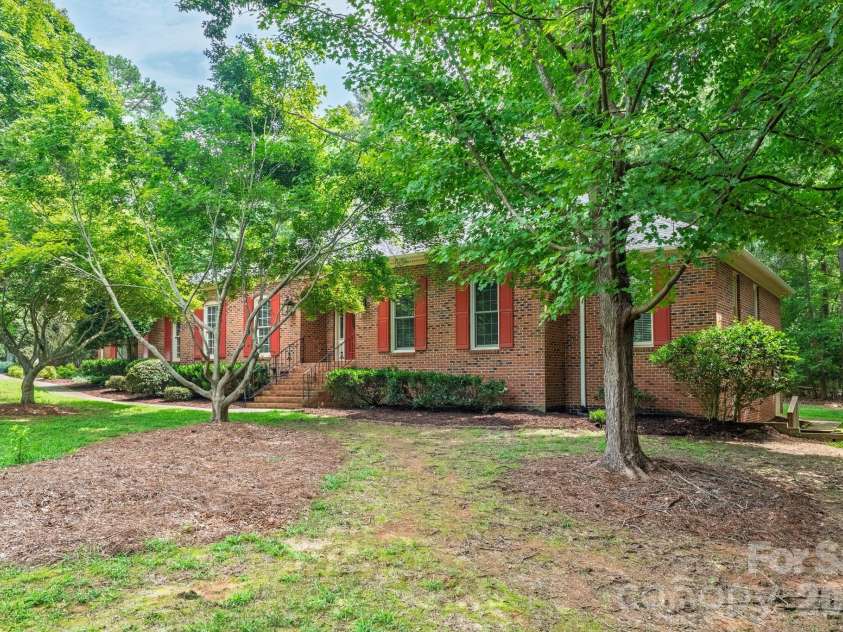 3517 Honeysuckle Drive, Matthews, NC 28104.  MLS# CAR4423576, YatesRealty ID 50513. 