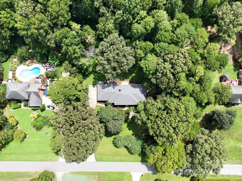 3517 Honeysuckle Drive, Matthews, NC 28104.  MLS# CAR4423576, YatesRealty ID 50513. 