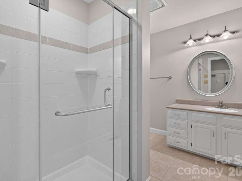 3517 Honeysuckle Drive, Matthews, NC 28104.  MLS# CAR4423576, YatesRealty ID 50513. Hall Bath
