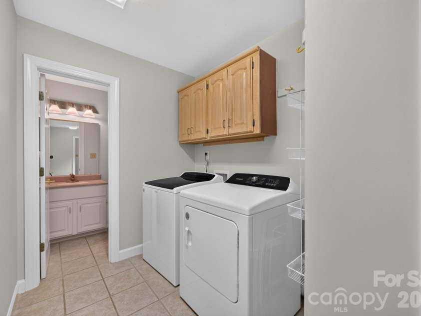 3517 Honeysuckle Drive, Matthews, NC 28104.  MLS# CAR4423576, YatesRealty ID 50513. Laundry off Garage