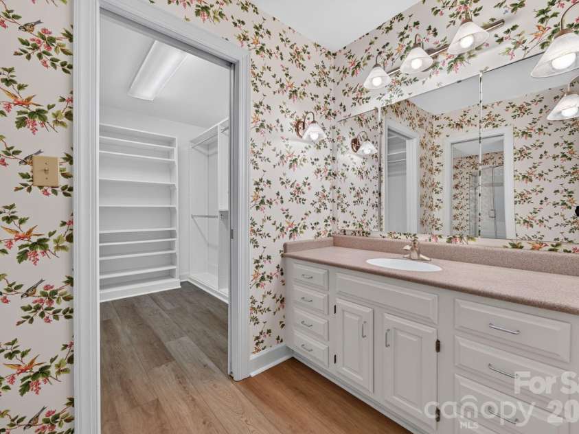 3517 Honeysuckle Drive, Matthews, NC 28104.  MLS# CAR4423576, YatesRealty ID 50513. Primary Bath