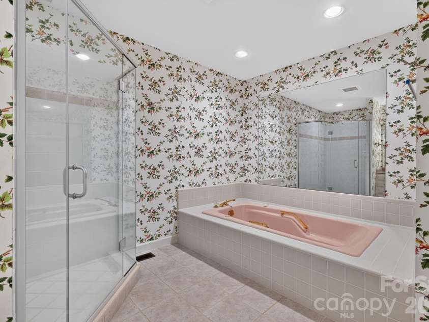 3517 Honeysuckle Drive, Matthews, NC 28104.  MLS# CAR4423576, YatesRealty ID 50513. Primary Bath