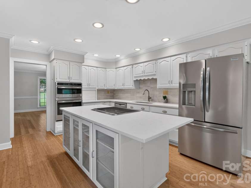 3517 Honeysuckle Drive, Matthews, NC 28104.  MLS# CAR4423576, YatesRealty ID 50513. White Kitchen with Quartz Counters