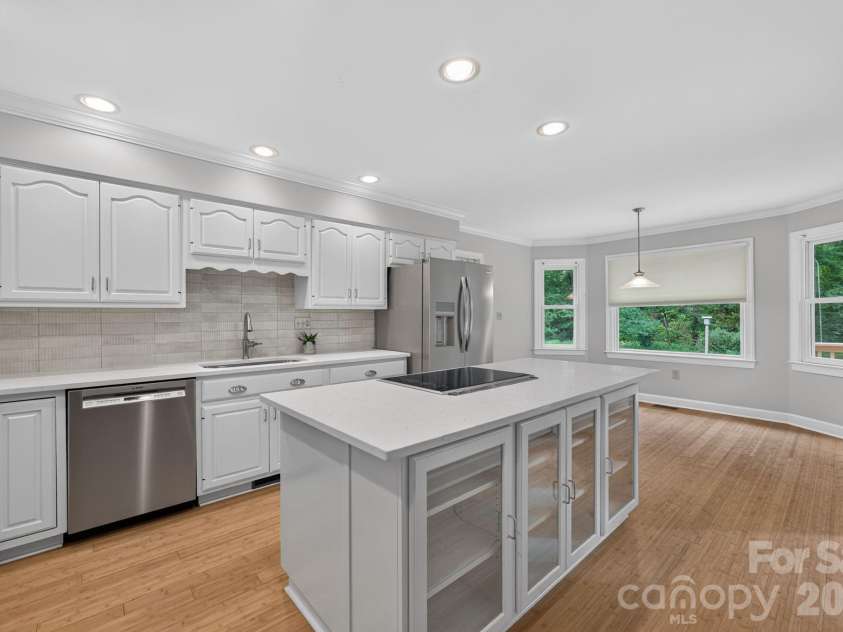 3517 Honeysuckle Drive, Matthews, NC 28104.  MLS# CAR4423576, YatesRealty ID 50513. White Kitchen with Quartz Counters