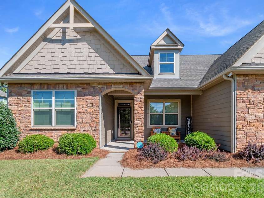 1310 Robinson Oaks Drive, Gastonia, NC 28054.  MLS# CAR4423733, YatesRealty ID 50516. 