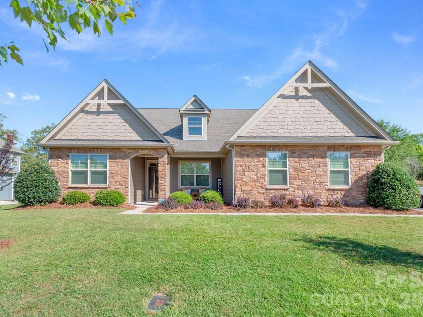 1310 Robinson Oaks Drive, Gastonia, NC 28054.  MLS# CAR4423733, YatesRealty ID 50516. 
