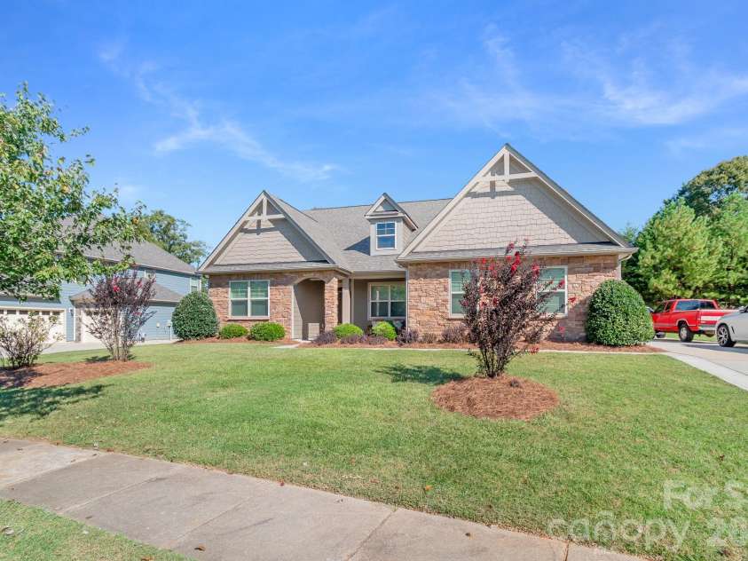 1310 Robinson Oaks Drive, Gastonia, NC 28054.  MLS# CAR4423733, YatesRealty ID 50516. 