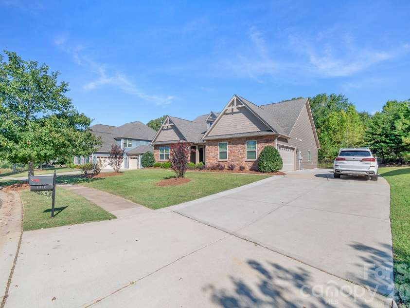 1310 Robinson Oaks Drive, Gastonia, NC 28054.  MLS# CAR4423733, YatesRealty ID 50516. 