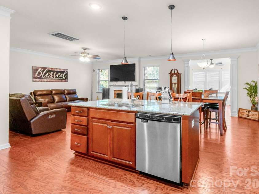 1310 Robinson Oaks Drive, Gastonia, NC 28054.  MLS# CAR4423733, YatesRealty ID 50516. 