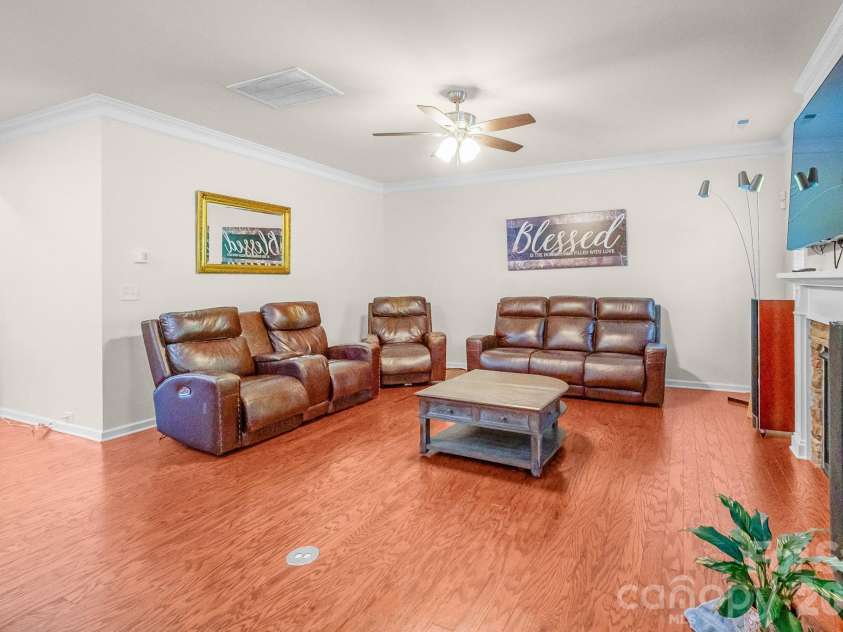 1310 Robinson Oaks Drive, Gastonia, NC 28054.  MLS# CAR4423733, YatesRealty ID 50516. 