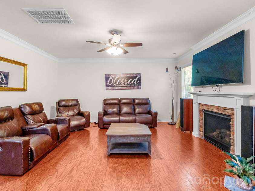 1310 Robinson Oaks Drive, Gastonia, NC 28054.  MLS# CAR4423733, YatesRealty ID 50516. 