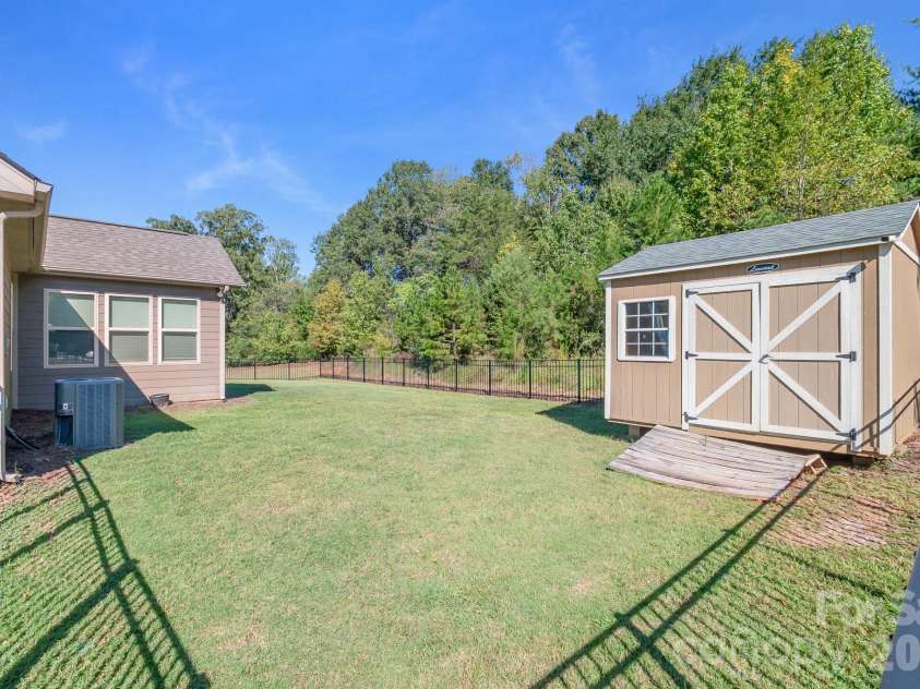 1310 Robinson Oaks Drive, Gastonia, NC 28054.  MLS# CAR4423733, YatesRealty ID 50516. 