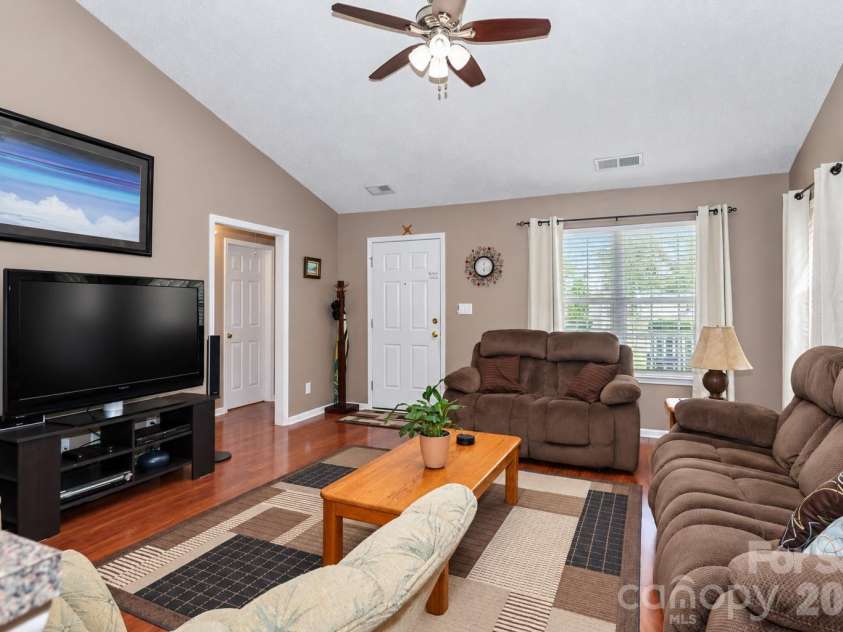 2174 Wexford Way, Statesville, NC 28625.  MLS# CAR4423918, YatesRealty ID 50517. 