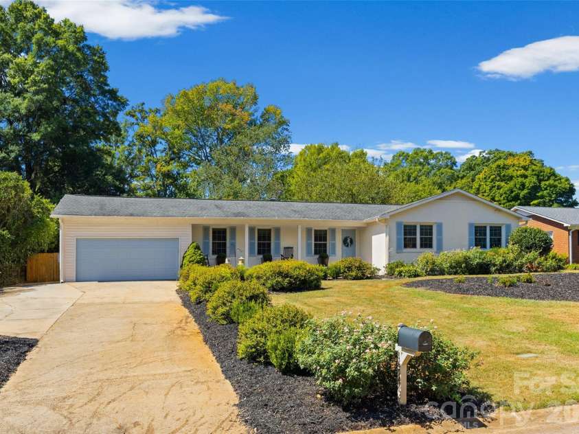 1654 Colony Road, Rock Hill, SC 29730.  MLS# CAR4422027, YatesRealty ID 50524. Welcome Home!
