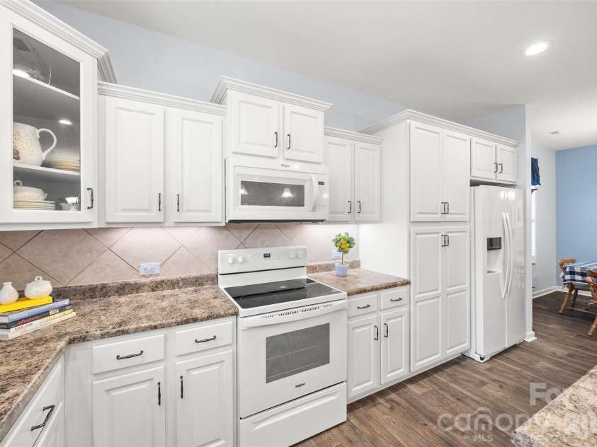22444 Gateway Drive, Lancaster, SC 29720.  MLS# CAR4420813, YatesRealty ID 50525. Bright kitchen