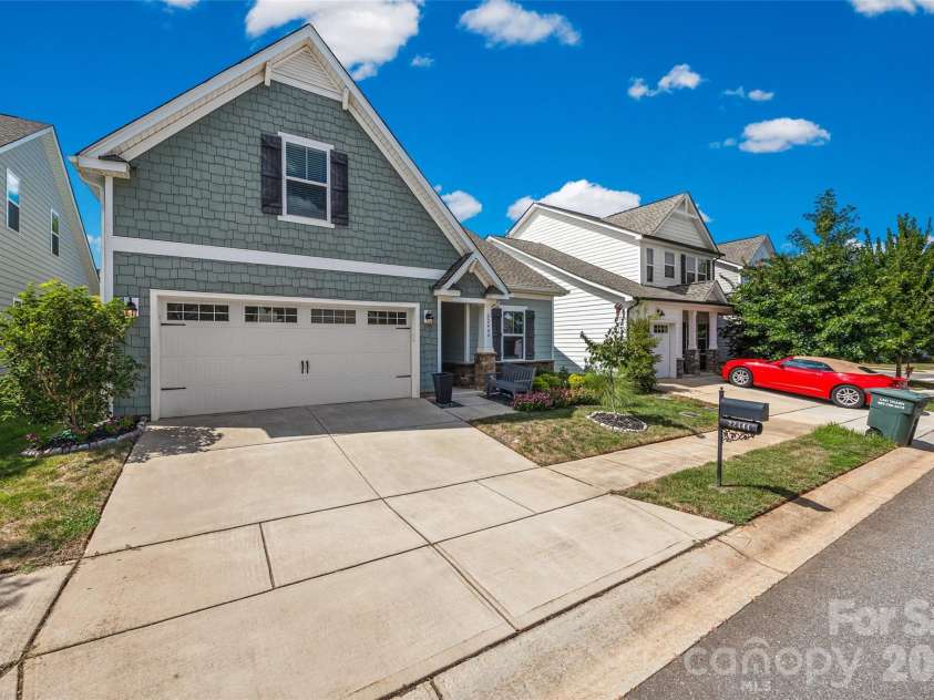 22444 Gateway Drive, Lancaster, SC 29720.  MLS# CAR4420813, YatesRealty ID 50525. Driveway and garage