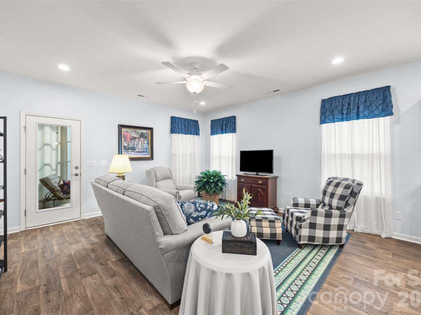 22444 Gateway Drive, Lancaster, SC 29720.  MLS# CAR4420813, YatesRealty ID 50525. Living room