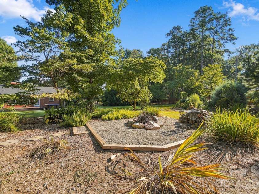 124 Oak Trail, Belmont, NC 28012.  MLS# CAR4422704, YatesRealty ID 50529. 
