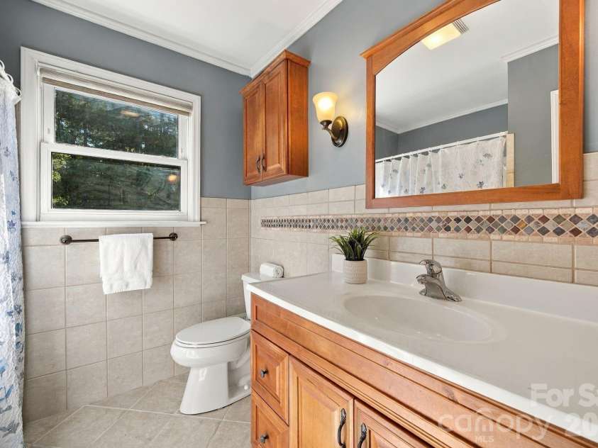 124 Oak Trail, Belmont, NC 28012.  MLS# CAR4422704, YatesRealty ID 50529. Bathroom 1