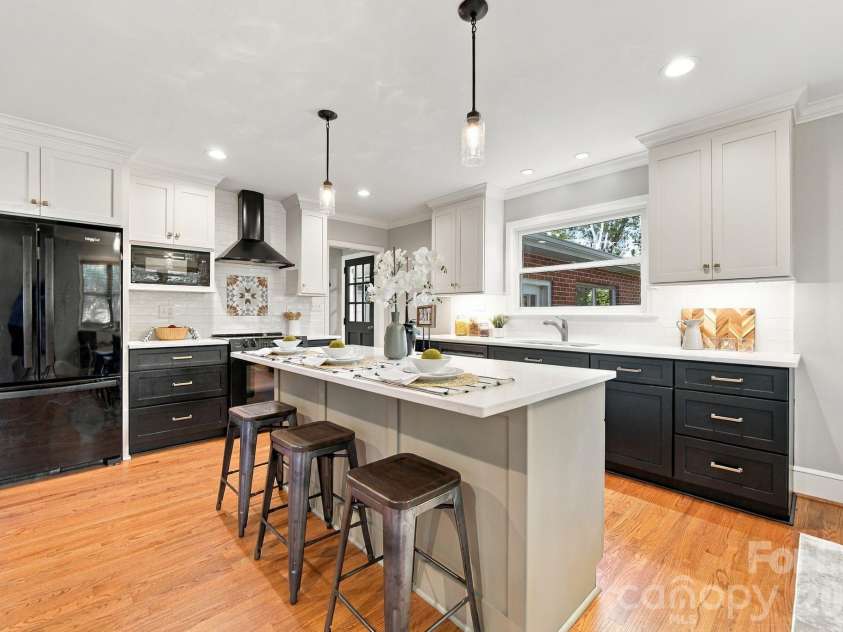 124 Oak Trail, Belmont, NC 28012.  MLS# CAR4422704, YatesRealty ID 50529. Update Kitchen