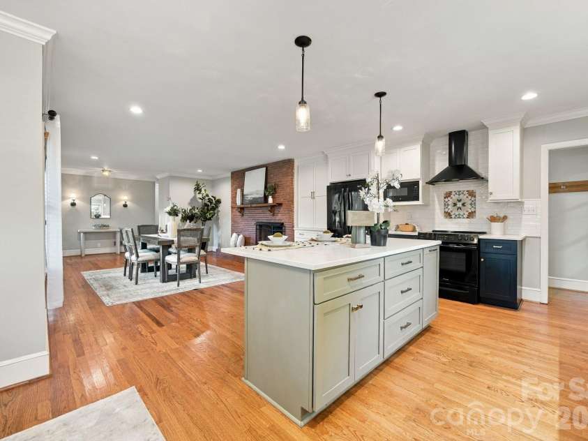 124 Oak Trail, Belmont, NC 28012.  MLS# CAR4422704, YatesRealty ID 50529. Updated Kitchen