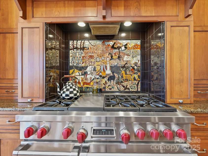 172 Tuckertown Road, New London, NC 28127.  MLS# CAR4215273, YatesRealty ID 5053. Chef's Stove