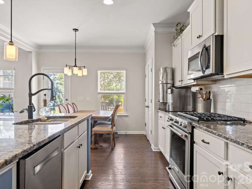 520 Stickley Place, Lancaster, SC 29720.  MLS# CAR4422538, YatesRealty ID 50531. Upgraded KitchenAid gas range and new Bosch dishwasher