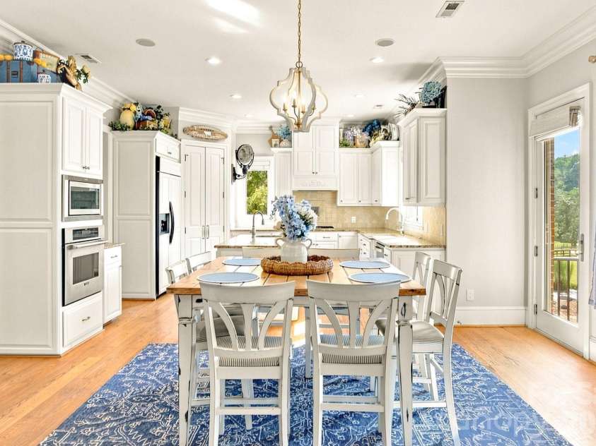2985 Bradshaw Road, Mooresville, NC 28115.  MLS# CAR4417280, YatesRealty ID 50532. Kitchen dine-in area