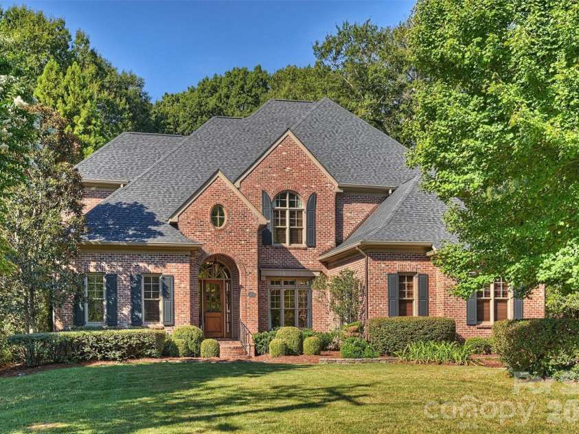 2720 Tanglewood Lane, Charlotte, NC 28211.  MLS# CAR4419567, YatesRealty ID 50538. 