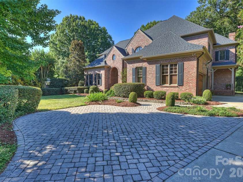 2720 Tanglewood Lane, Charlotte, NC 28211.  MLS# CAR4419567, YatesRealty ID 50538. 