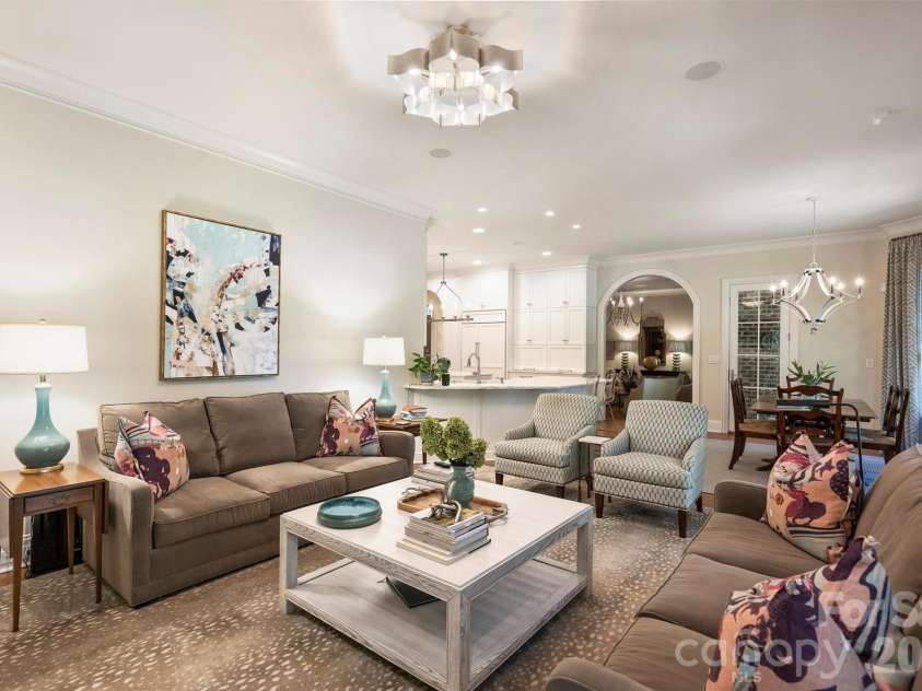 2720 Tanglewood Lane, Charlotte, NC 28211.  MLS# CAR4419567, YatesRealty ID 50538. 