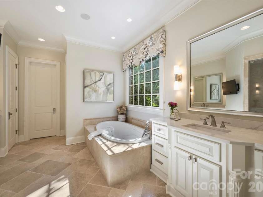 2720 Tanglewood Lane, Charlotte, NC 28211.  MLS# CAR4419567, YatesRealty ID 50538. 