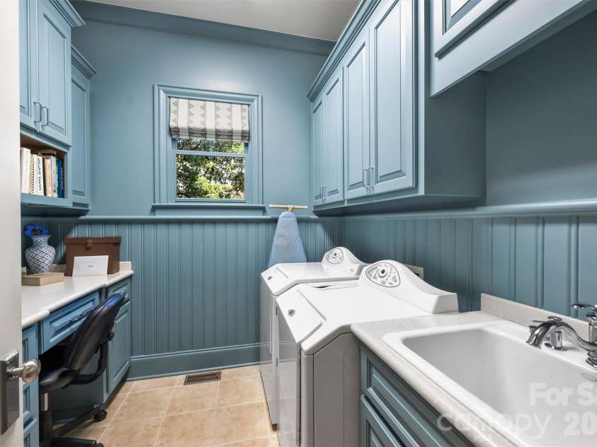 2720 Tanglewood Lane, Charlotte, NC 28211.  MLS# CAR4419567, YatesRealty ID 50538. 