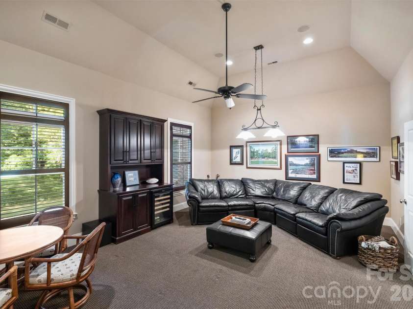 2720 Tanglewood Lane, Charlotte, NC 28211.  MLS# CAR4419567, YatesRealty ID 50538. 