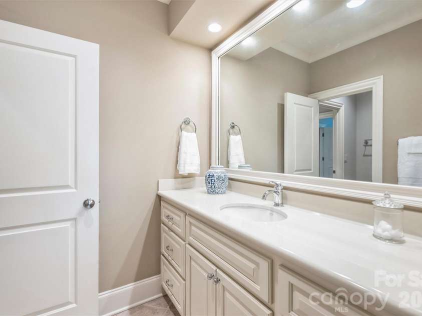 2720 Tanglewood Lane, Charlotte, NC 28211.  MLS# CAR4419567, YatesRealty ID 50538. 