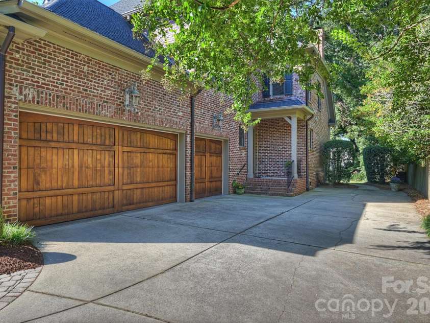 2720 Tanglewood Lane, Charlotte, NC 28211.  MLS# CAR4419567, YatesRealty ID 50538. 